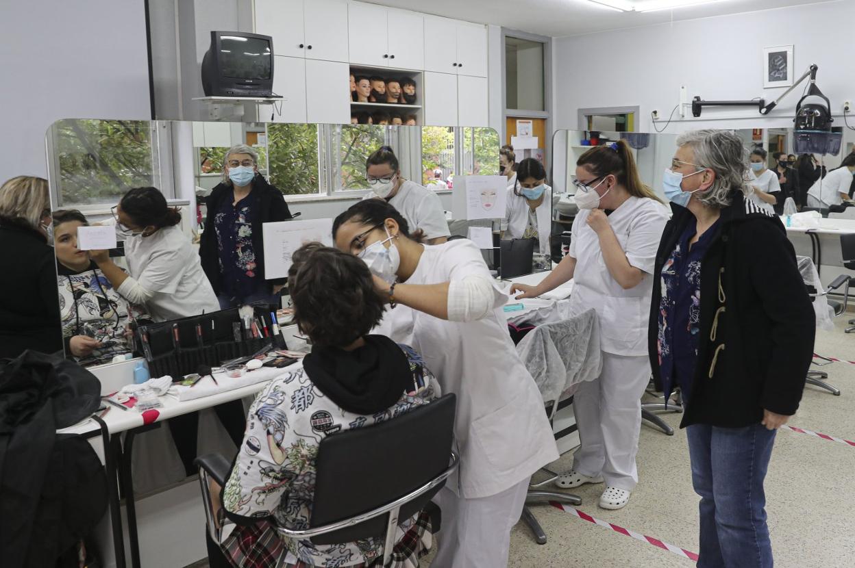 La alcaldesa saluda a parte del elenco artístico de los alumnos en peluquería y maquillaje. 