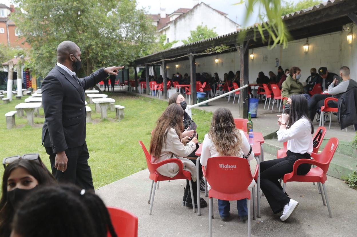 En Casa Arturo, un vigilante contratado por el empresario controla el cumplimiento de las normas de seguridad contra la covid, así como los accesos al local y su merendero. 