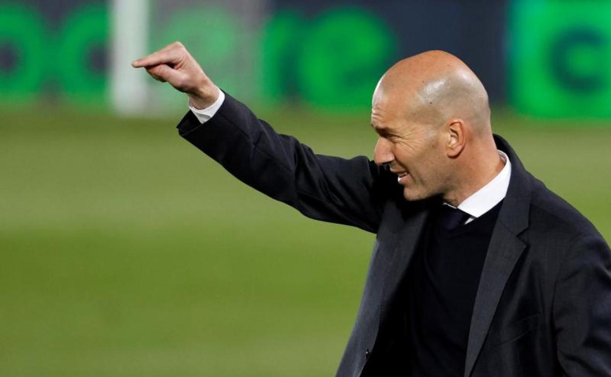 Zinedine Zidane instruye a sus jugadores durante el partido Real Madrid-Osasuna de este sábado. 