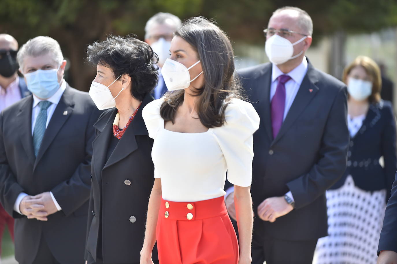 Su Majestad ha recuperado varias prendas para asistir al VI Congreso Educativo sobre Enfermedades Raras, entidad de la que ella es presidenta de honor. Doña Letizia vuelve al rojo y blanco y ha lucido un top con mangas abullonadas, pantalones culotte y tacones cuadrados para andar ligera. La Reina ha viajado hasta Totana (Murcia). Este encuentro busca el abordaje de los retos que plantean las enfermedades raras en la infancia, ya que gran parte de los 3 millones de personas que viven con estas enfermedades en España, o están en busca de diagnóstico, son niños.