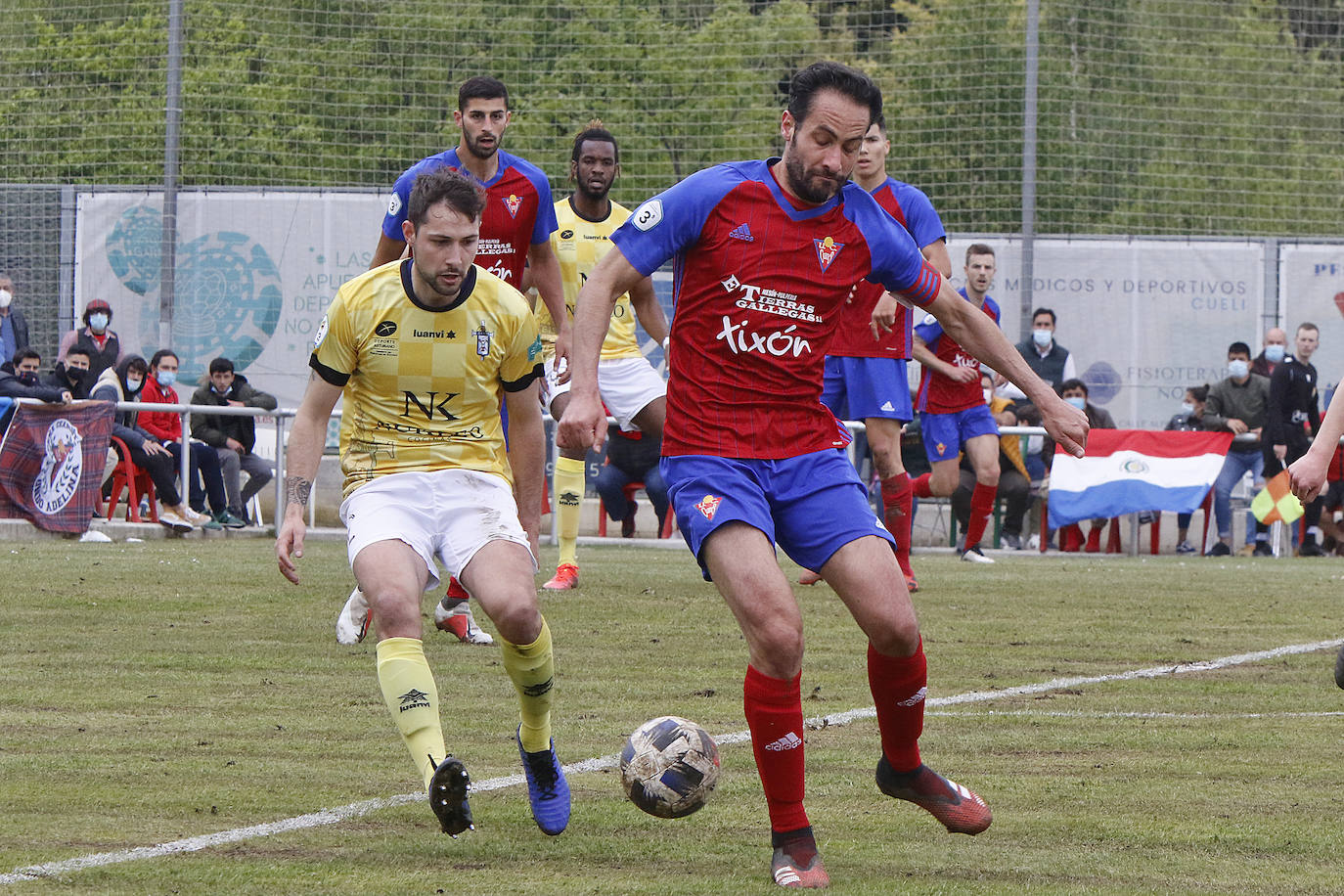 El público no dejó de animar a su equipo a pesar del varapalo que supuso la derrota ante el San Martín. La afición de La Cruz despidió entre aplausos a los jugadores y al cuerpo técnico, reconociendo su brillante temporada que puede tener la guinda con el ansiado ascenso.