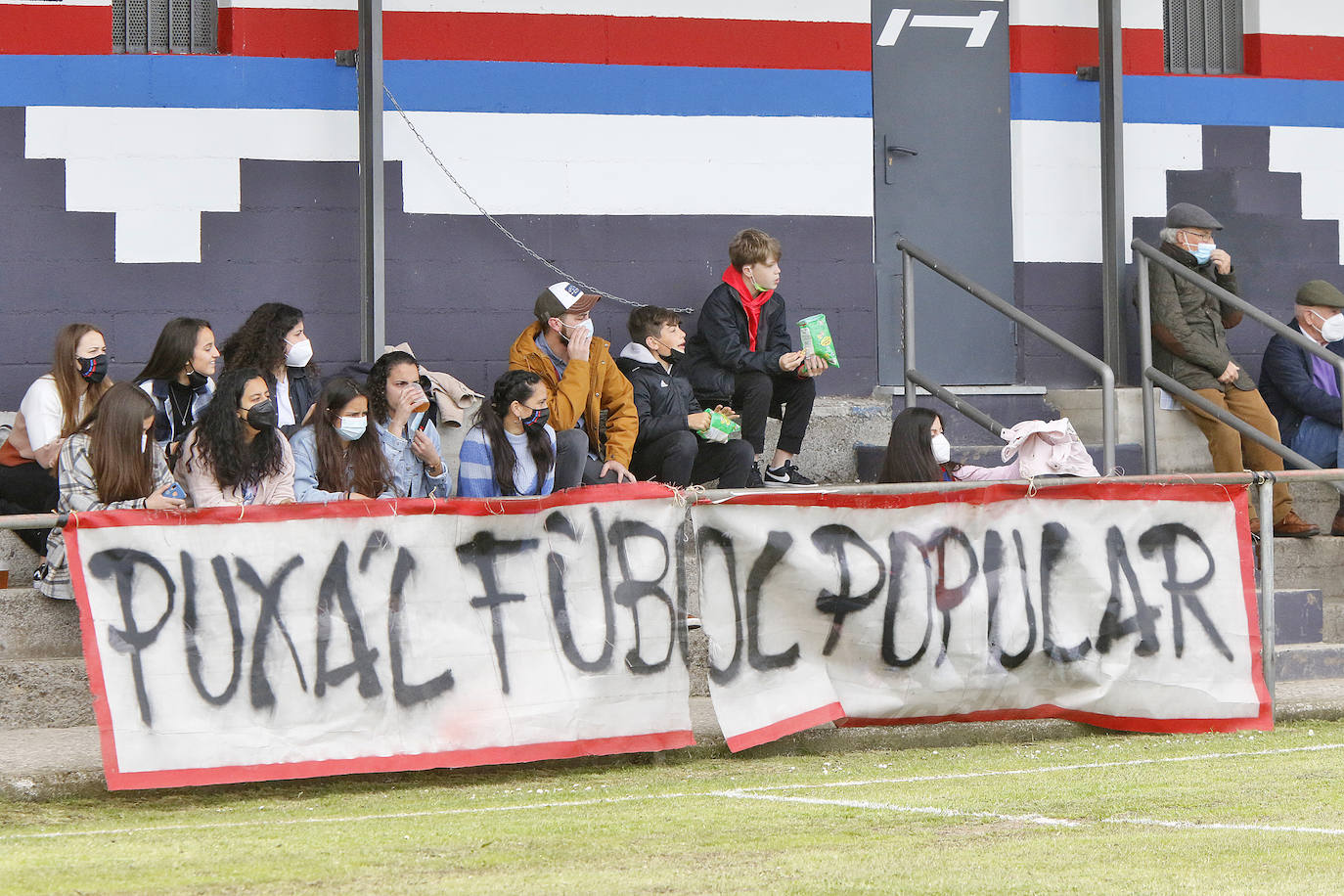 El público no dejó de animar a su equipo a pesar del varapalo que supuso la derrota ante el San Martín. La afición de La Cruz despidió entre aplausos a los jugadores y al cuerpo técnico, reconociendo su brillante temporada que puede tener la guinda con el ansiado ascenso.