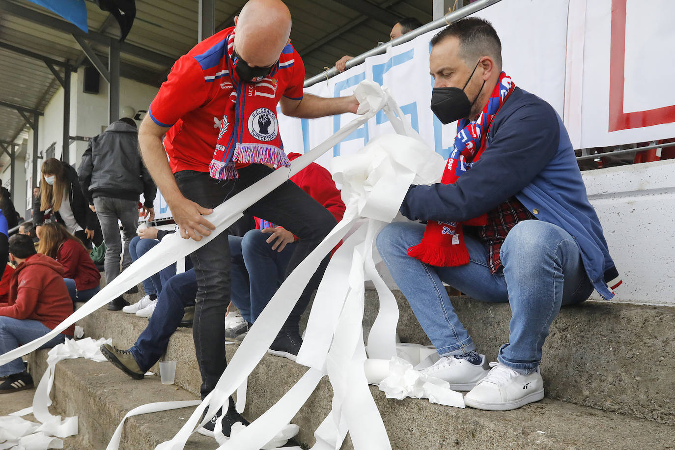 El público no dejó de animar a su equipo a pesar del varapalo que supuso la derrota ante el San Martín. La afición de La Cruz despidió entre aplausos a los jugadores y al cuerpo técnico, reconociendo su brillante temporada que puede tener la guinda con el ansiado ascenso.