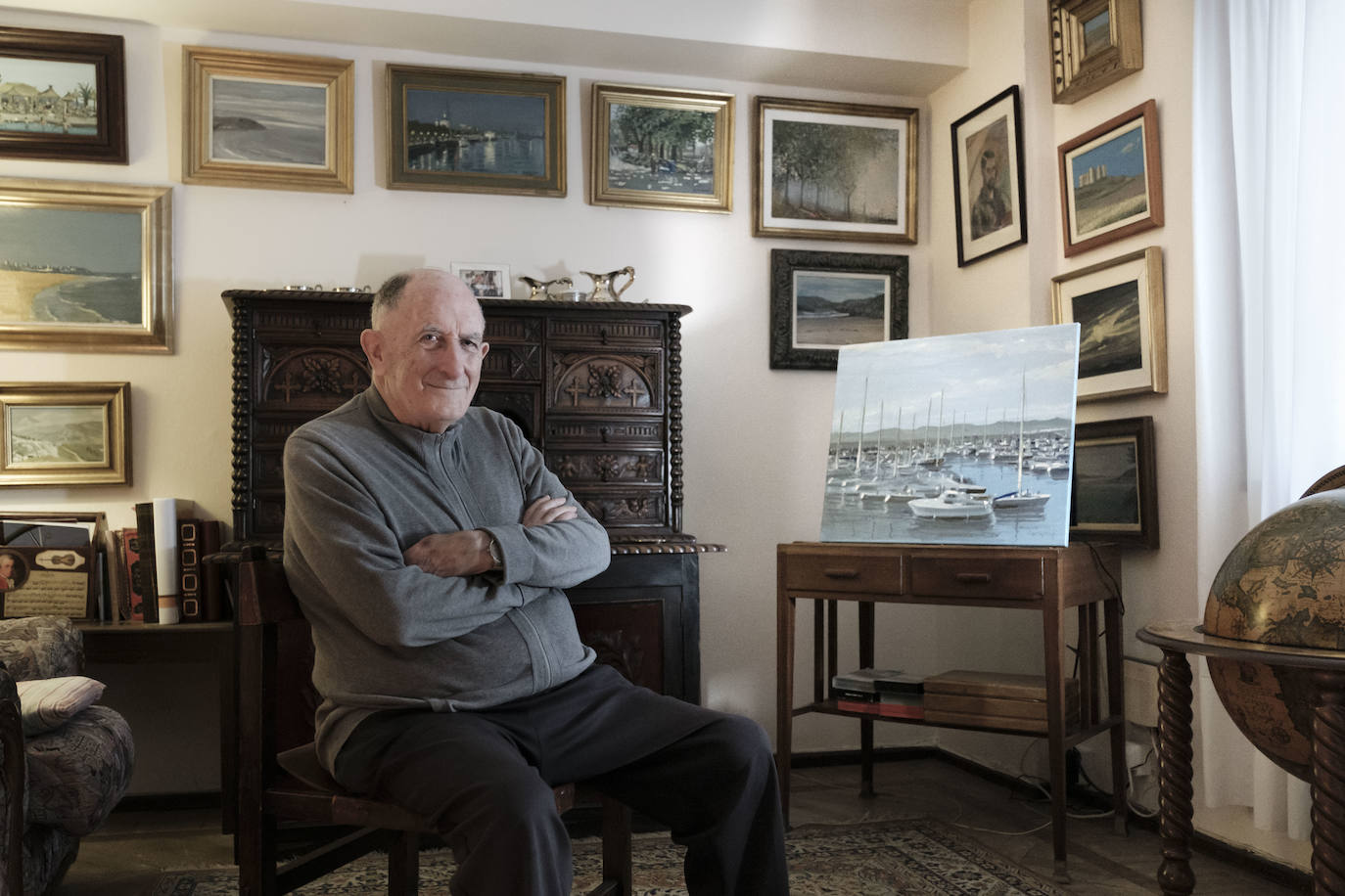 Una pareja con arte. El pintor Carlos Roces ha sido profesor de dibujo, pintura, diseño y decoración de varias generaciones de artistas. Su esposa, Tere Montero, toca el órgano y es miembro de la Coral Polifónica Gijonesa