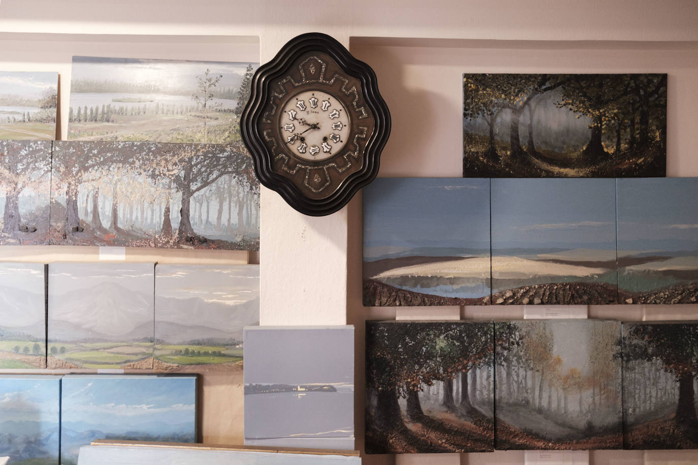 Una pareja con arte. El pintor Carlos Roces ha sido profesor de dibujo, pintura, diseño y decoración de varias generaciones de artistas. Su esposa, Tere Montero, toca el órgano y es miembro de la Coral Polifónica Gijonesa