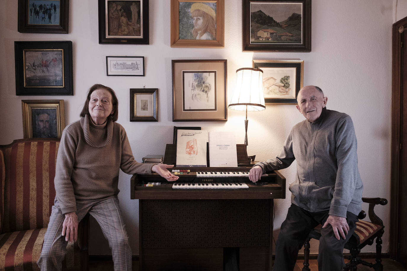Una pareja con arte. El pintor Carlos Roces ha sido profesor de dibujo, pintura, diseño y decoración de varias generaciones de artistas. Su esposa, Tere Montero, toca el órgano y es miembro de la Coral Polifónica Gijonesa