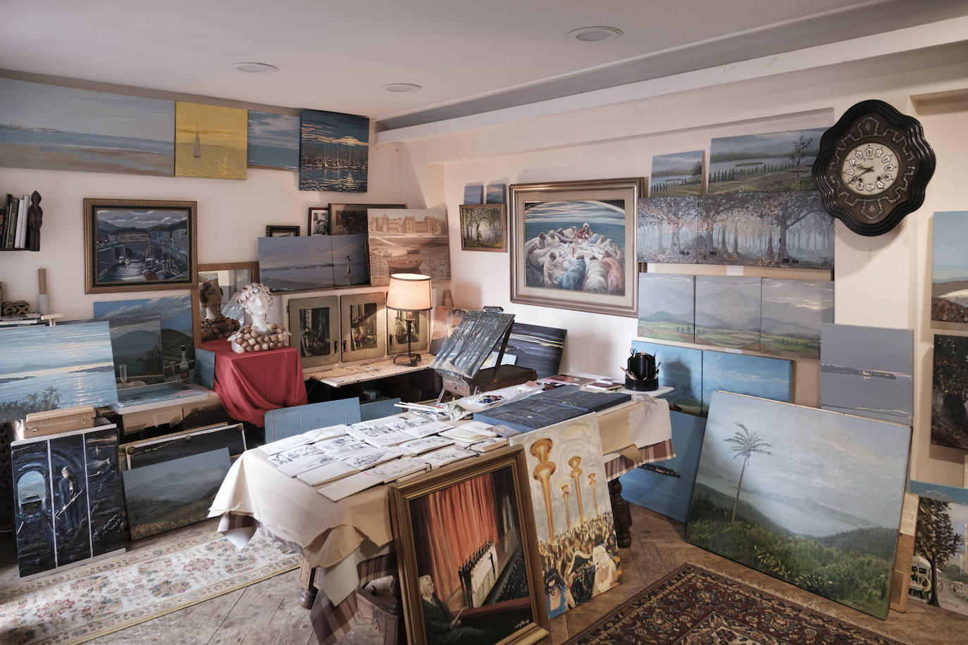 Una pareja con arte. El pintor Carlos Roces ha sido profesor de dibujo, pintura, diseño y decoración de varias generaciones de artistas. Su esposa, Tere Montero, toca el órgano y es miembro de la Coral Polifónica Gijonesa