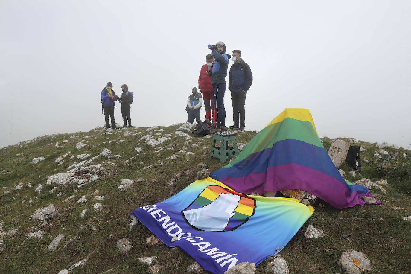 La asociación Faciendo Camín corona el Angliru con un buzón de cumbres con la forma del antiguo lavadero de Cimadevilla en recuerdo del popular personaje, asesinado hace 45 años