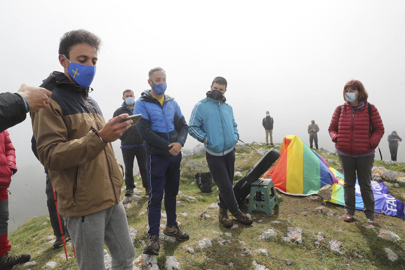 La asociación Faciendo Camín corona el Angliru con un buzón de cumbres con la forma del antiguo lavadero de Cimadevilla en recuerdo del popular personaje, asesinado hace 45 años