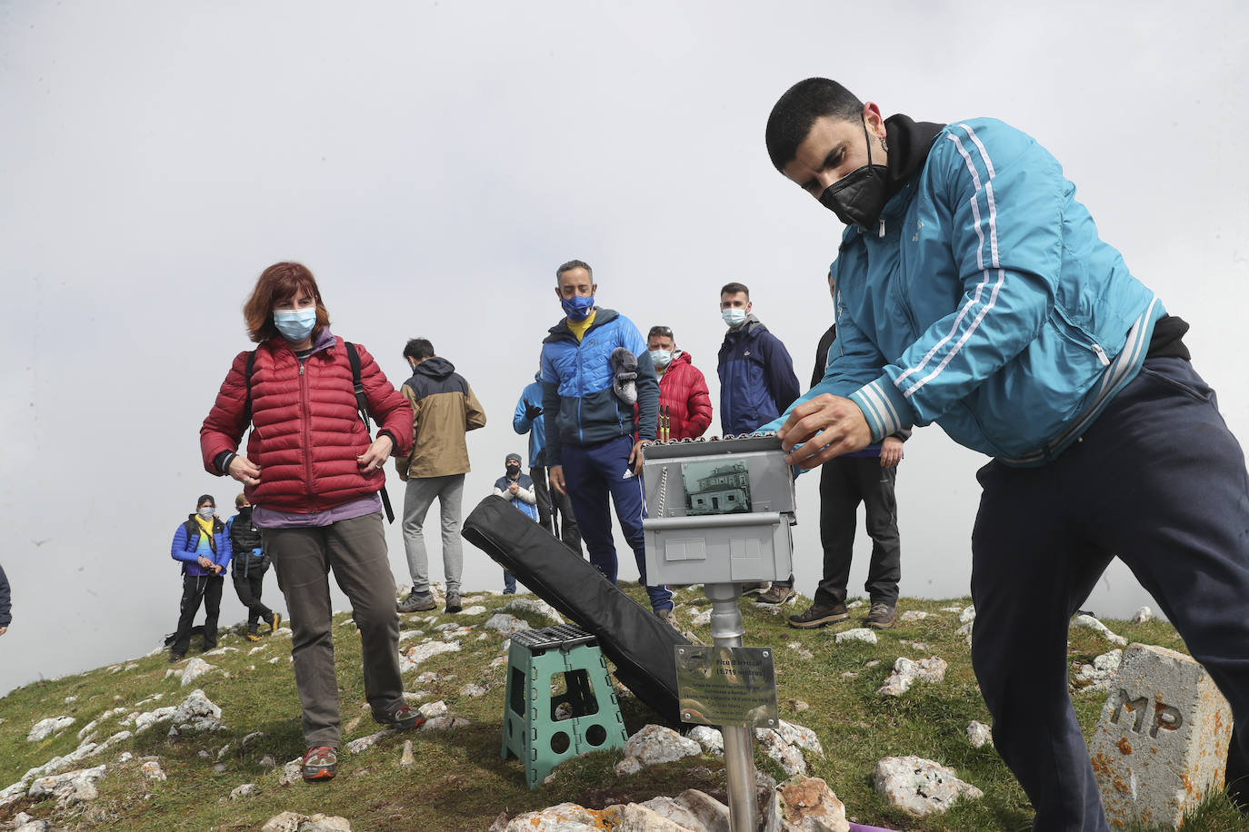 La asociación Faciendo Camín corona el Angliru con un buzón de cumbres con la forma del antiguo lavadero de Cimadevilla en recuerdo del popular personaje, asesinado hace 45 años