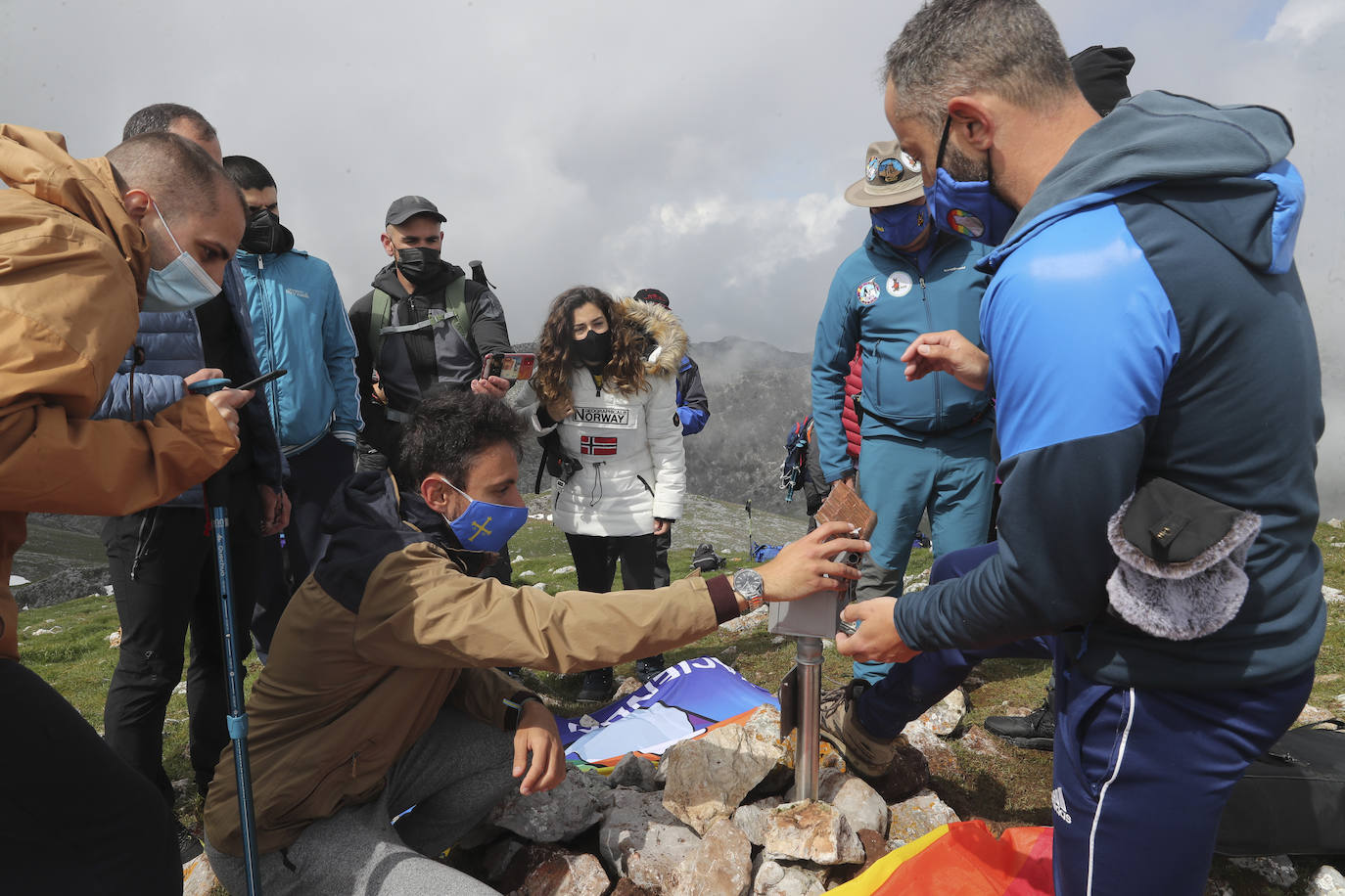 La asociación Faciendo Camín corona el Angliru con un buzón de cumbres con la forma del antiguo lavadero de Cimadevilla en recuerdo del popular personaje, asesinado hace 45 años