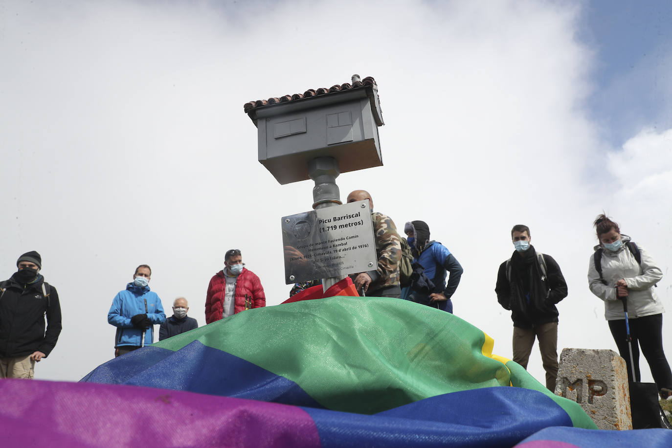 La asociación Faciendo Camín corona el Angliru con un buzón de cumbres con la forma del antiguo lavadero de Cimadevilla en recuerdo del popular personaje, asesinado hace 45 años