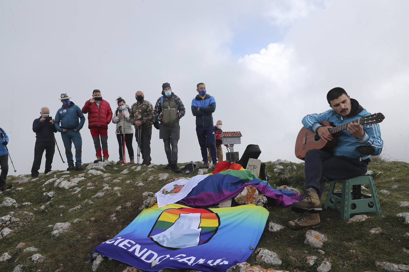 La asociación Faciendo Camín corona el Angliru con un buzón de cumbres con la forma del antiguo lavadero de Cimadevilla en recuerdo del popular personaje, asesinado hace 45 años