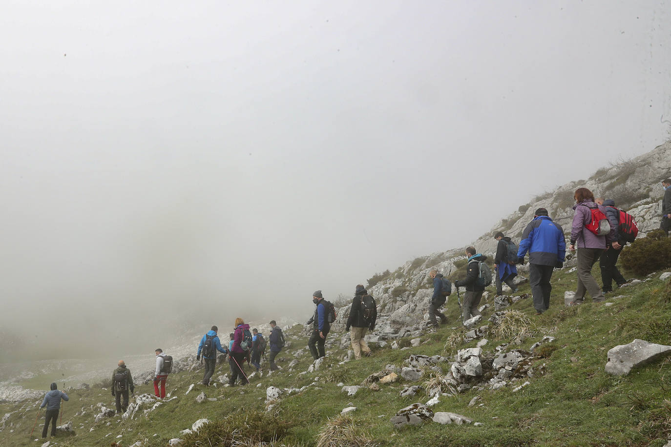 La asociación Faciendo Camín corona el Angliru con un buzón de cumbres con la forma del antiguo lavadero de Cimadevilla en recuerdo del popular personaje, asesinado hace 45 años