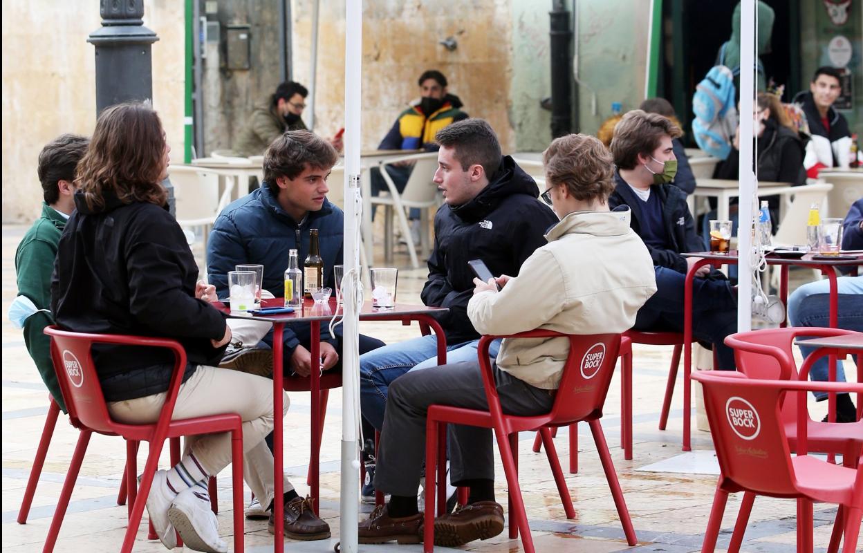 Jóvenes en la Plaza de Trascorrales, en Oviedo. 