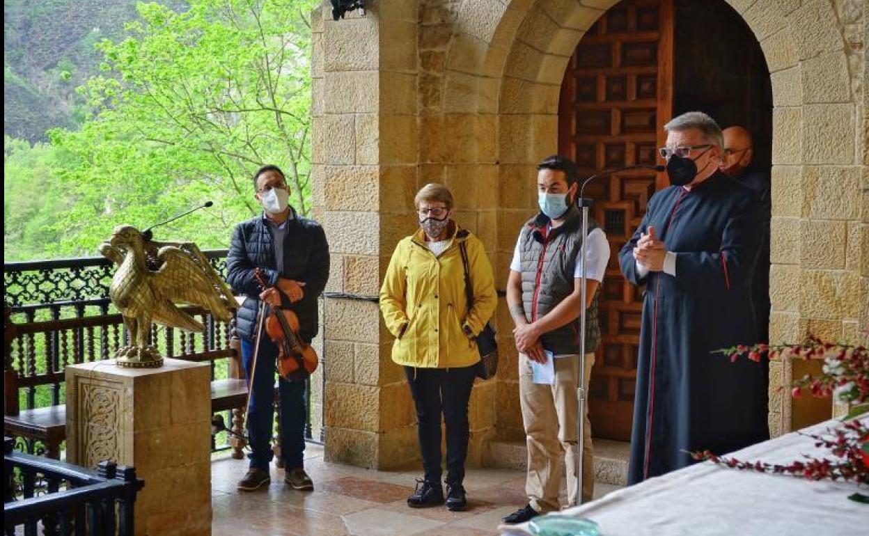 'Asturias, capital mundial de la poesía' conmemora este día con la lectura por parte de pastores de un poema de Teresa Caso 