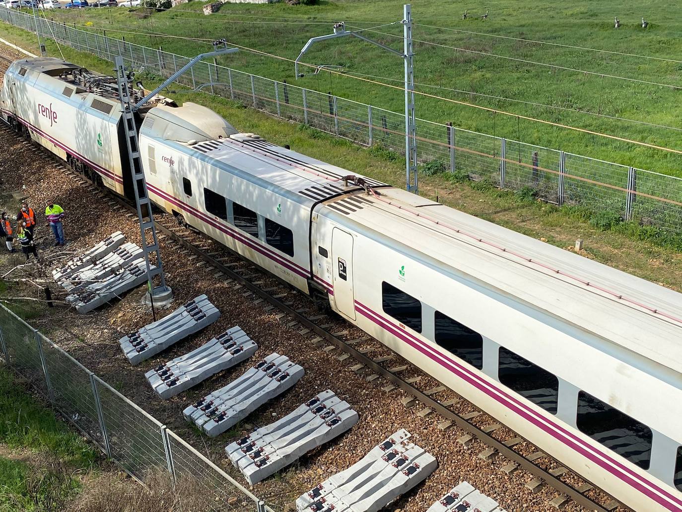 El incidente, tras el que no hay heridos, tiene cerrado el tramo al tráfico ferroviario y sucedió en un punto en el que el tren circulaba a baja velocidad al pasar por un cambio de agujas. Los pasajeros afectados harán el resto del viaje hasta Oviedo y Gijón en autobuses fletados de urgencia por Renfe.