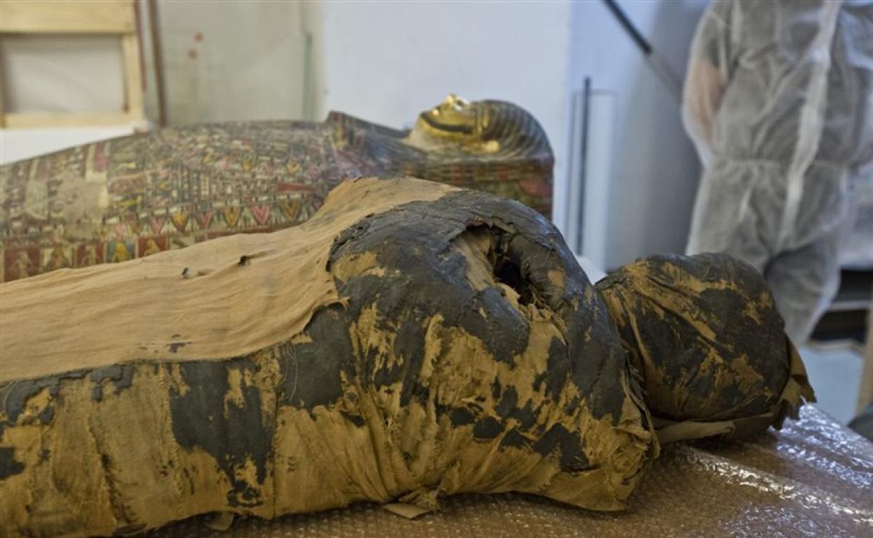 La momia embarazada junto al sarcófago
