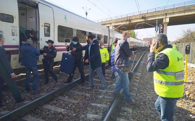 Pasajeros del tren descarrilado en León, bajando del convoy.