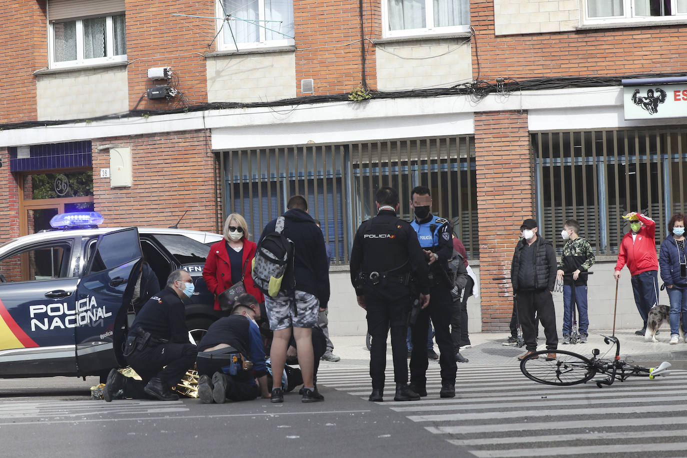 Una joven de 16 años resultó herida en la tarde de este martes tras ser atropellada por un vehículo cuando circulaba en bicicleta por La Calzada.