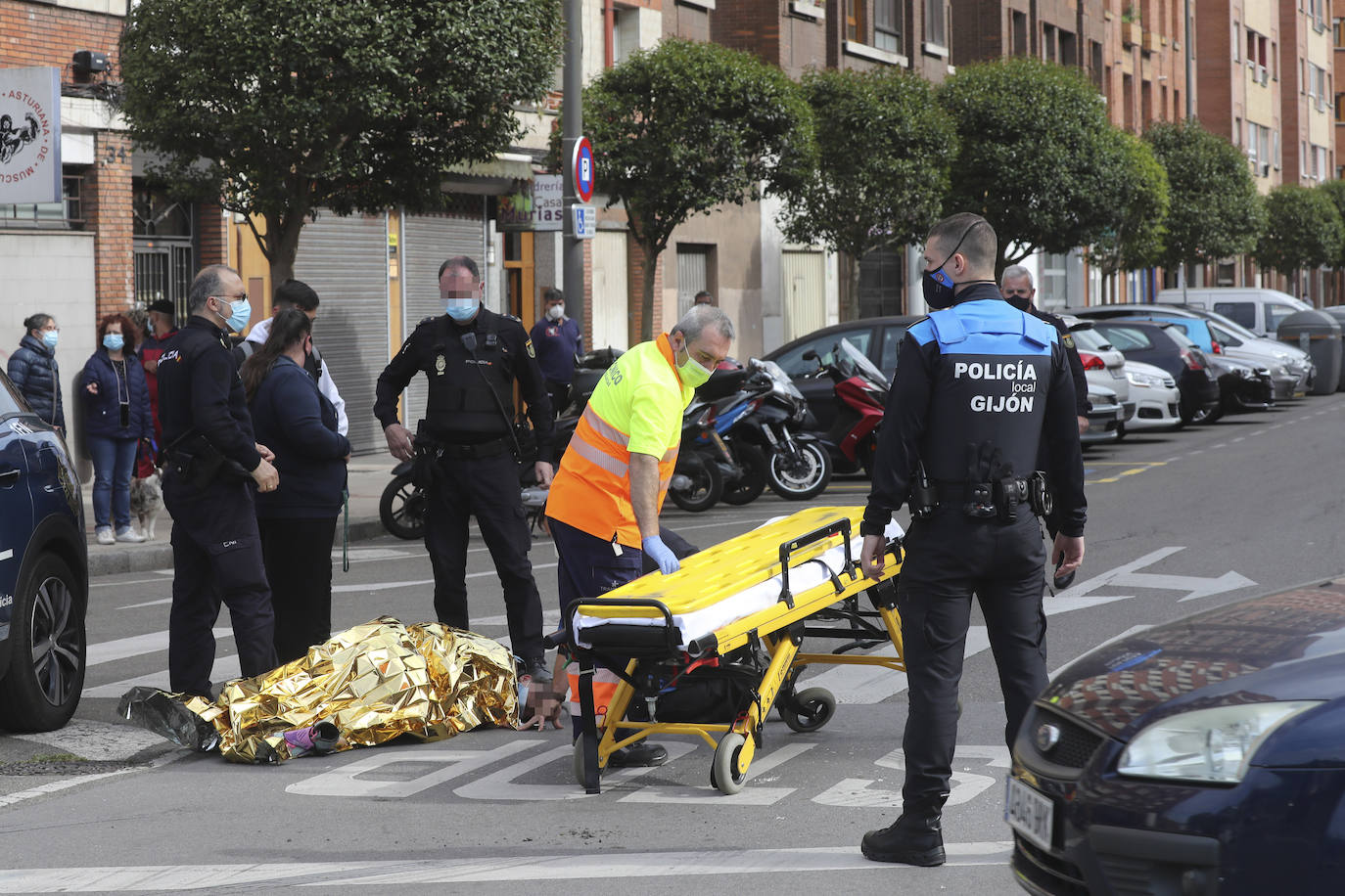 Una joven de 16 años resultó herida en la tarde de este martes tras ser atropellada por un vehículo cuando circulaba en bicicleta por La Calzada.