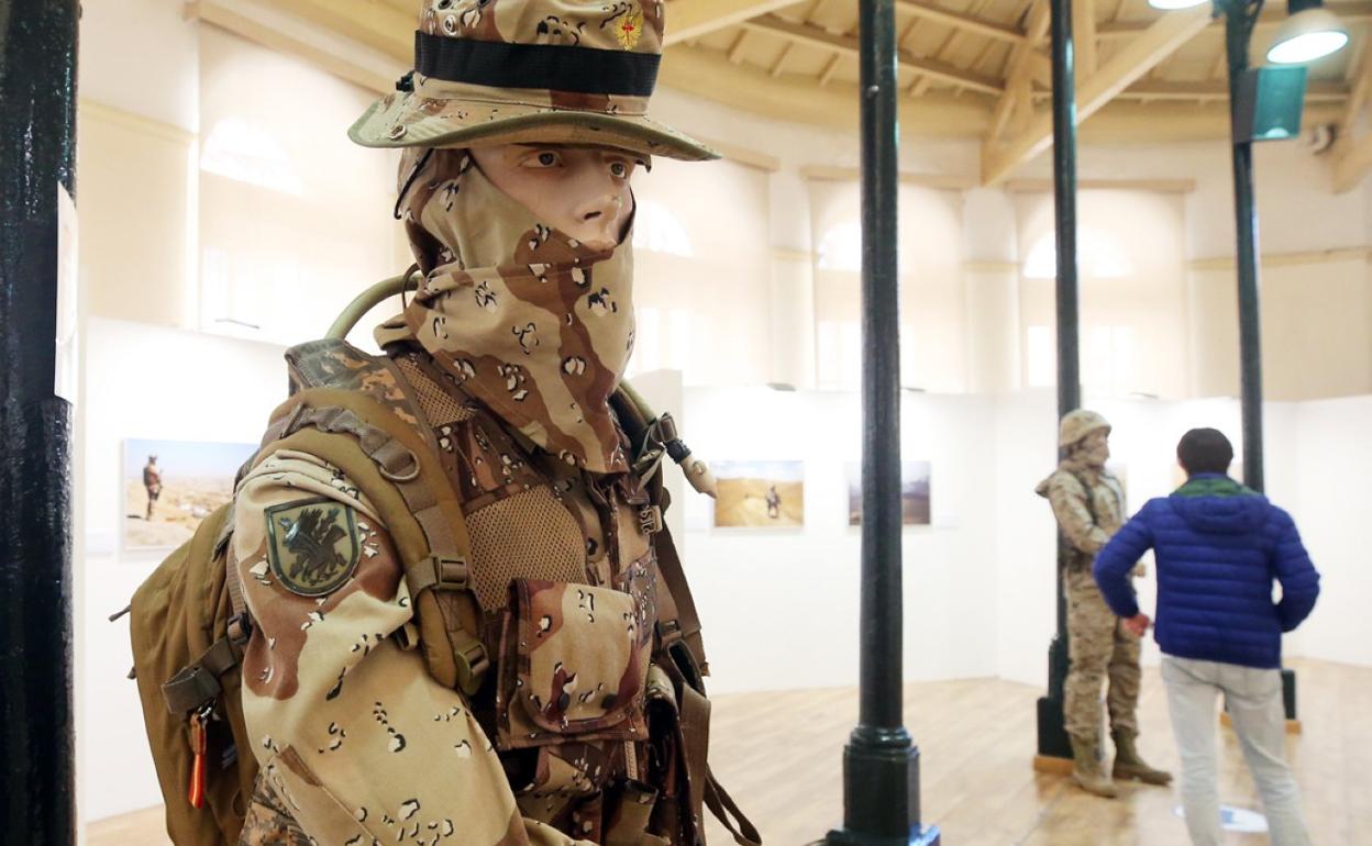 Uno de los uniformes del Ejército español expuestos en la plaza. 
