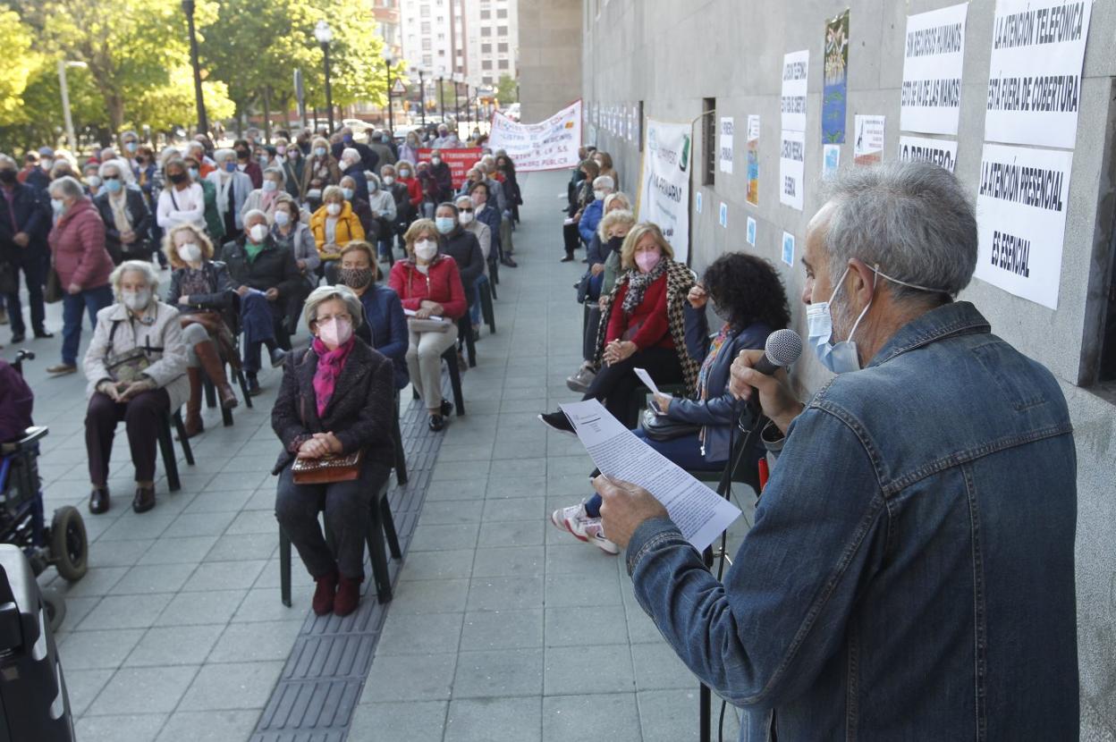 Manuel Cañete lee su intervención antes las cerca de 300 personas que se dieron cita ante el centro de salud de Puerta de la Villa. 