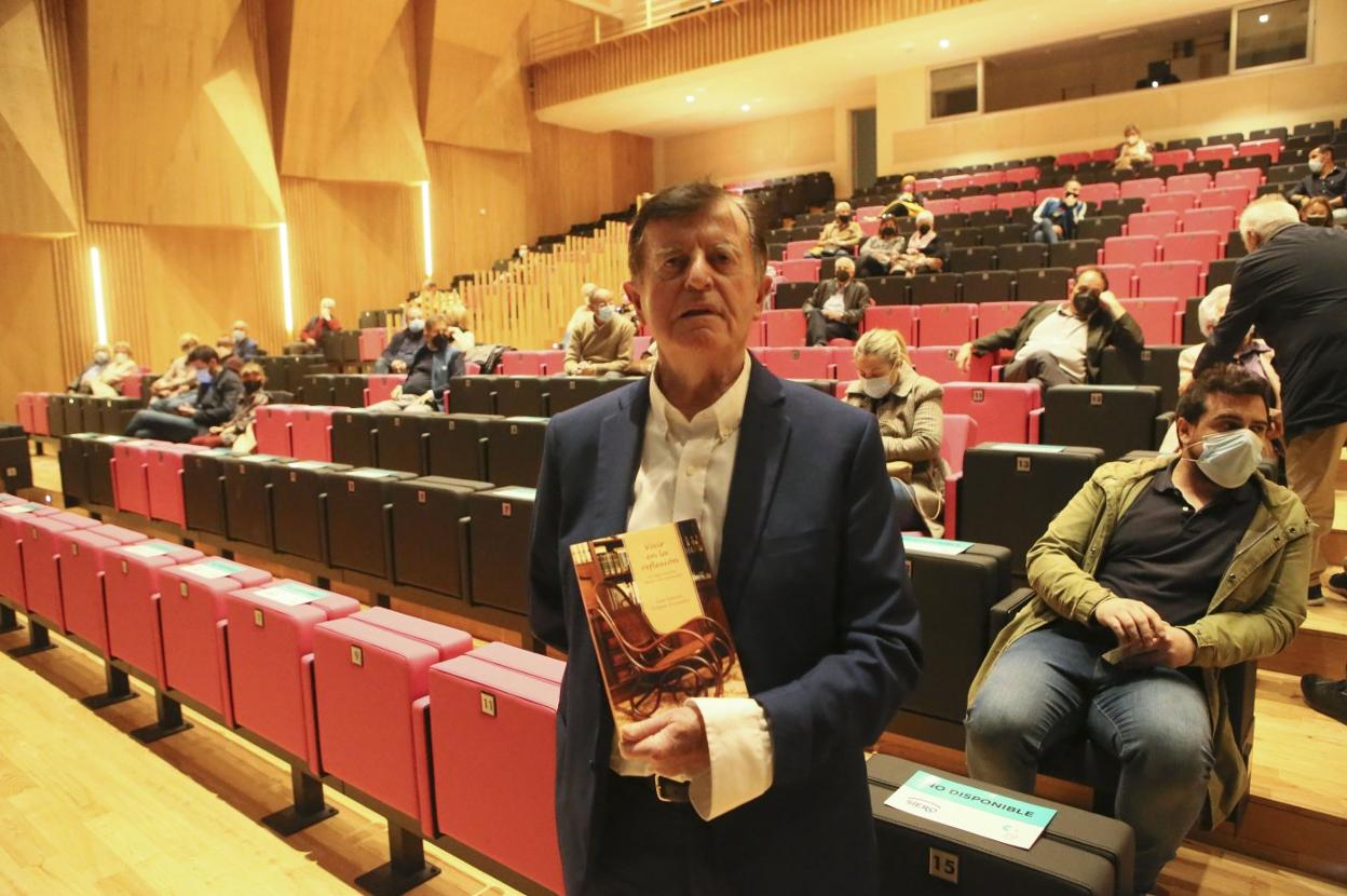 José Antonio Coppen en la sala del Centro Integrado Polivalente antes de la presentación. 