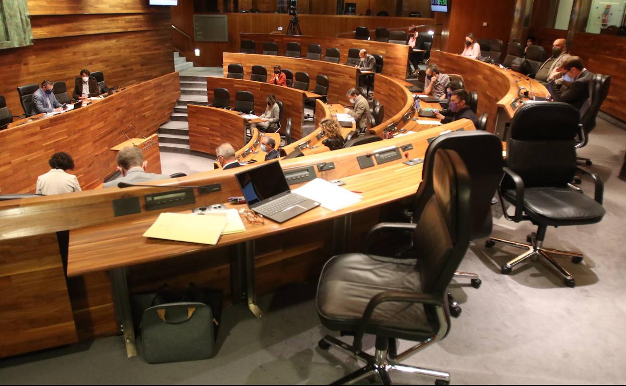 Escaños vacíos de los diputados de Vox durante la intervención en asturiano.