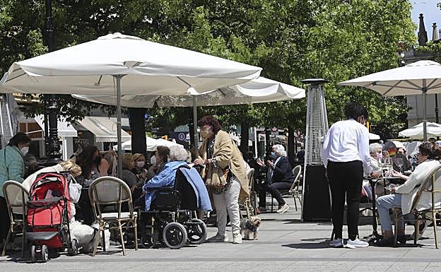 Una terraza en el centro de Gijón este martes. 