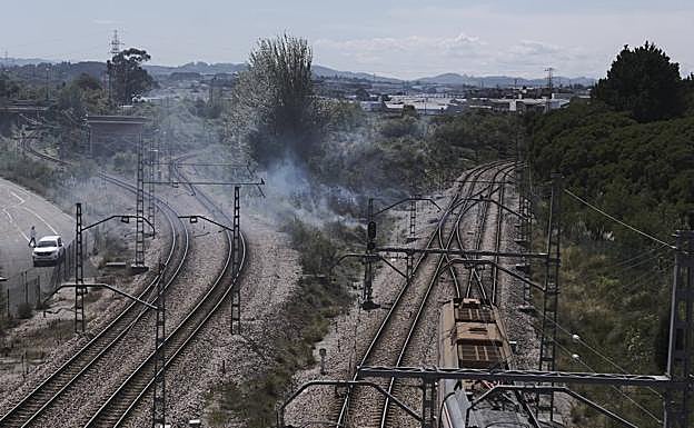 El fuego se generó en la zona de matorrales. 