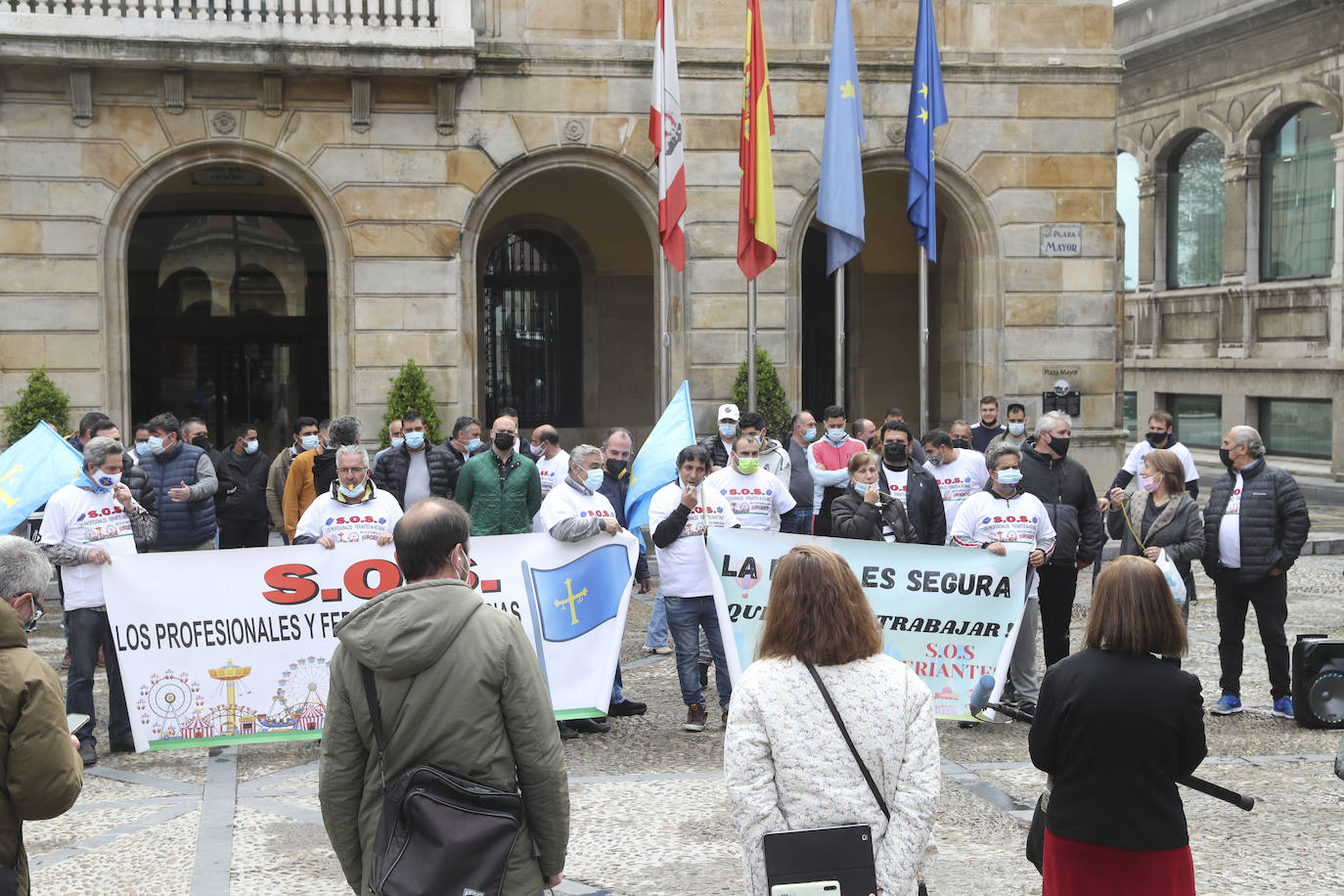 Movilización frente al consistorio gijonés para pedir que cuenten con ellos porque «estamos en la ruina y tenemos derecho a trabajar»