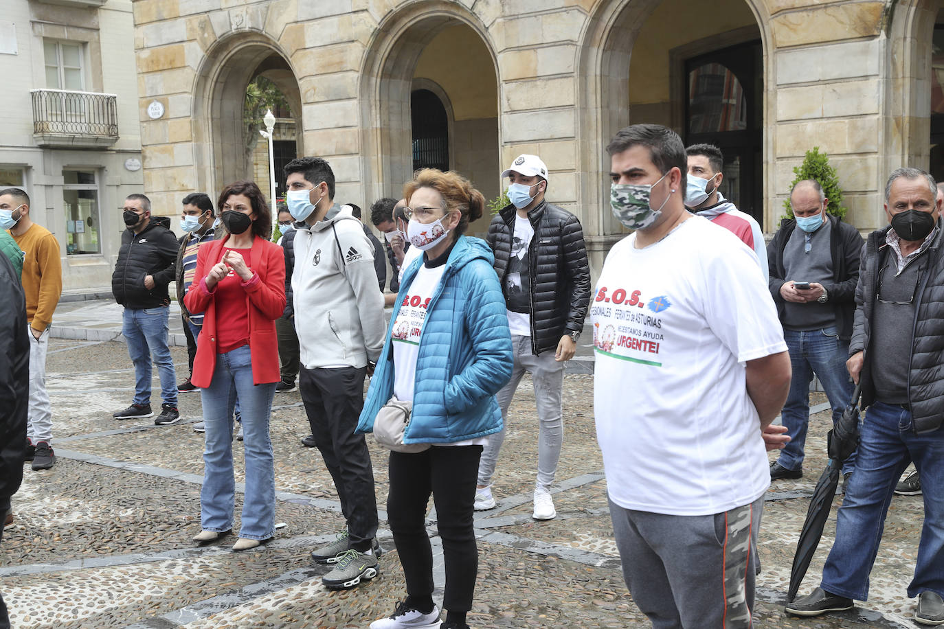 Movilización frente al consistorio gijonés para pedir que cuenten con ellos porque «estamos en la ruina y tenemos derecho a trabajar»