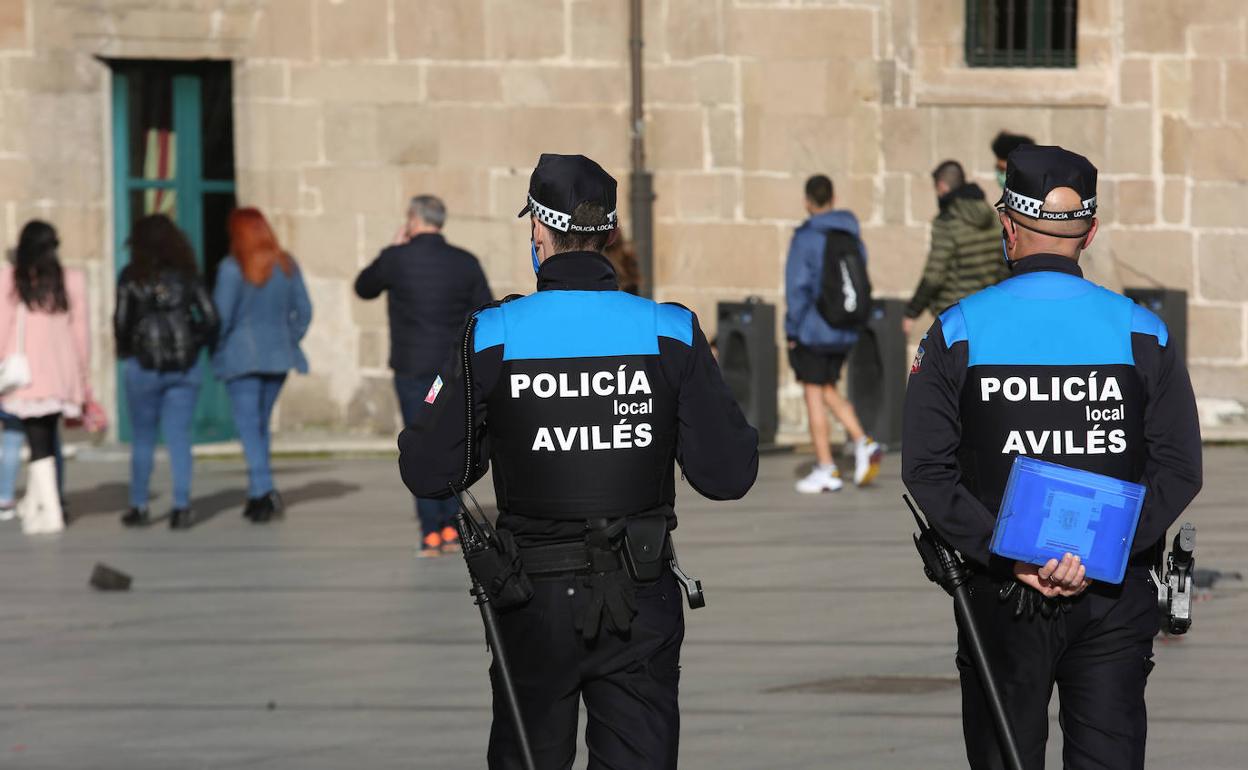 Dos agentes de la Policía Local, en las calles del centro de Avilés. 