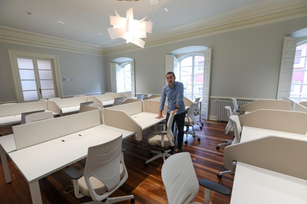 El concejal avilesino Manuel Campa, en una de las estancias del renovado Palacio de Maqua. 