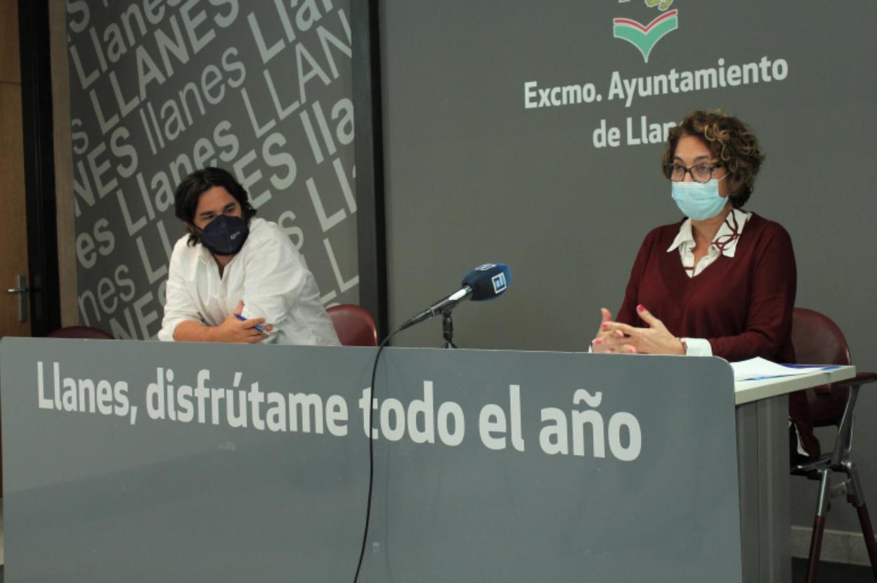 Enrique Riestra y Marián García de la Llana, ayer, durante su comparecencia en Llanes. 