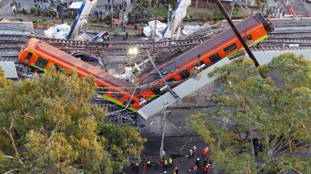 Imagen de los dos vagones que cayeron desde un paso elevado entre las estaciones de Olivos y Tezonco de la línea 12 del metro de Ciudad de México. 