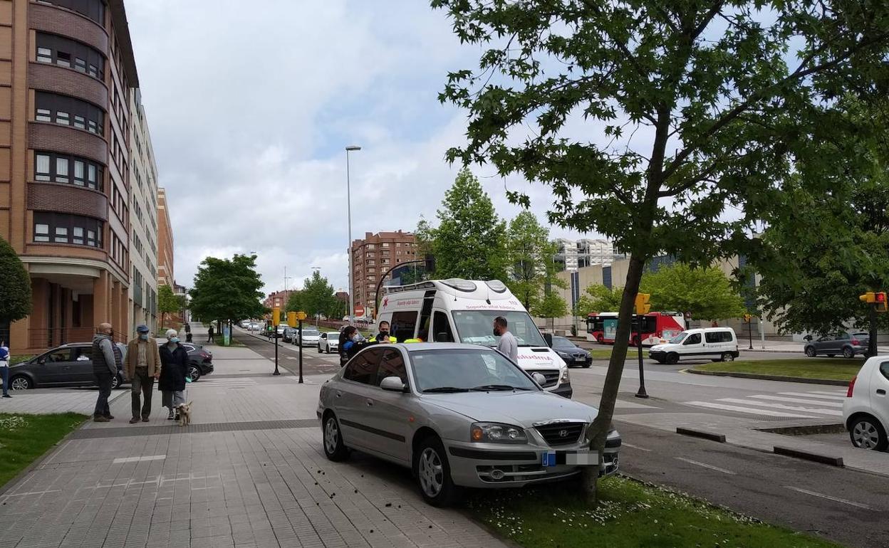 El coche accidentado este miércoles en Gijón. 