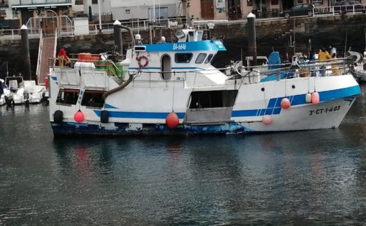 La embarcación 'Tres Hermanos Cacharelos' encalló hace unas semanas en el puerto de Luarca