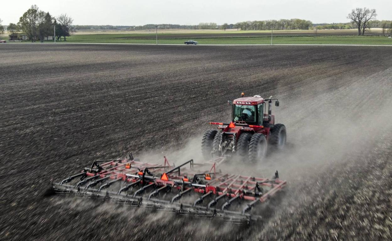Un agricultor trabaja en una finca