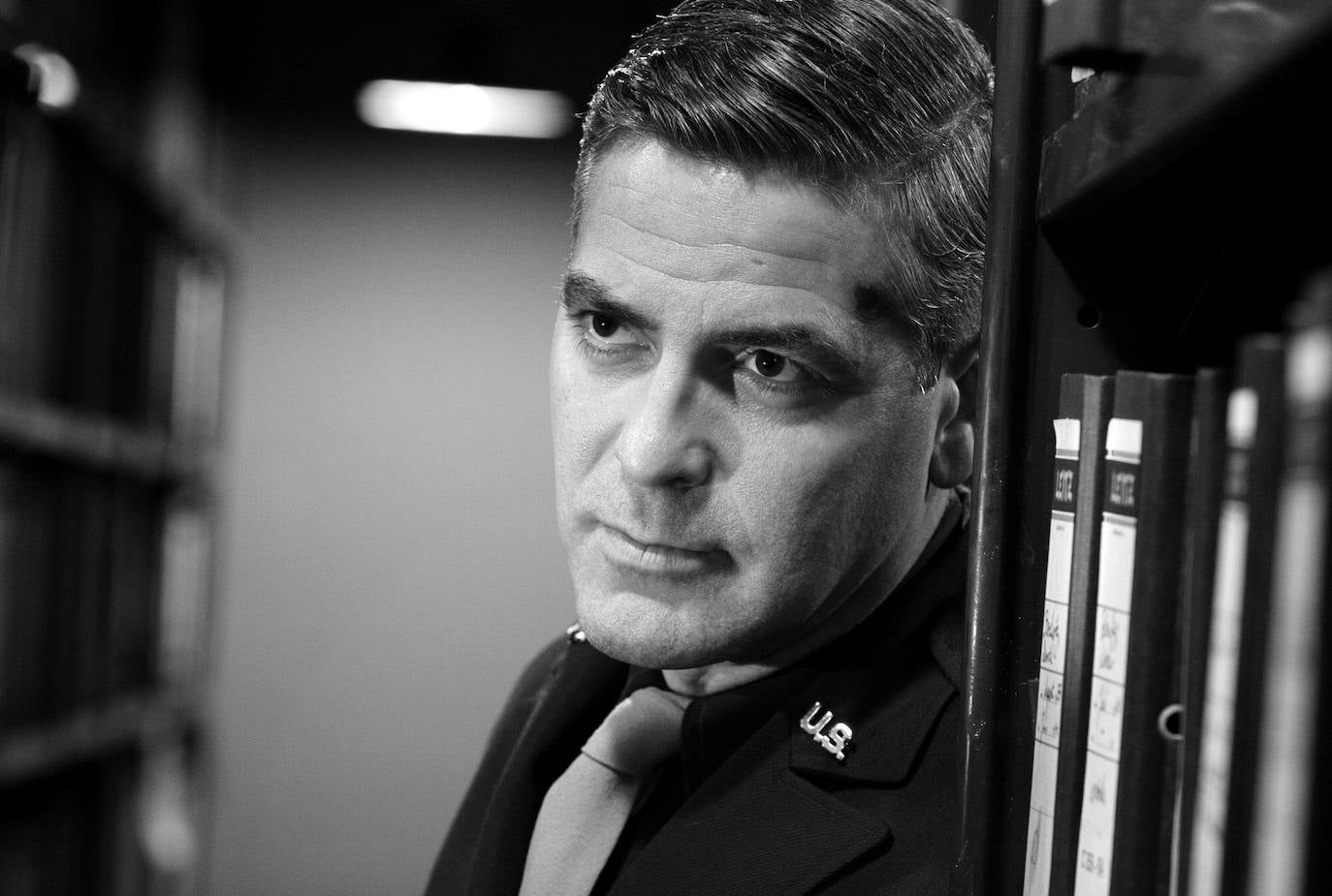 A pocos hombre les sientan tan bien las canas como a él. George Clooney cambia hoy de década para adentrarse en los sesenta sin perder ni un ápice de su natural atractivo. Galán de Hollywood, su indiscutible 'sex appeal' no es, sin embargo, la única de sus virtudes. Destaca por encima de todas las cosas su compromiso social que le ha convertido en voz de numerosos movimientos, desde la violencia en Sudán del Sur o los niños migrantes a la lucha contra el racismo La serie Urgencias le convirtió en estrella pasada la treintena; después llegó el salto al cine, en donde ejerce como actor, director y productor. Obtuvo un Óscar por Argo.