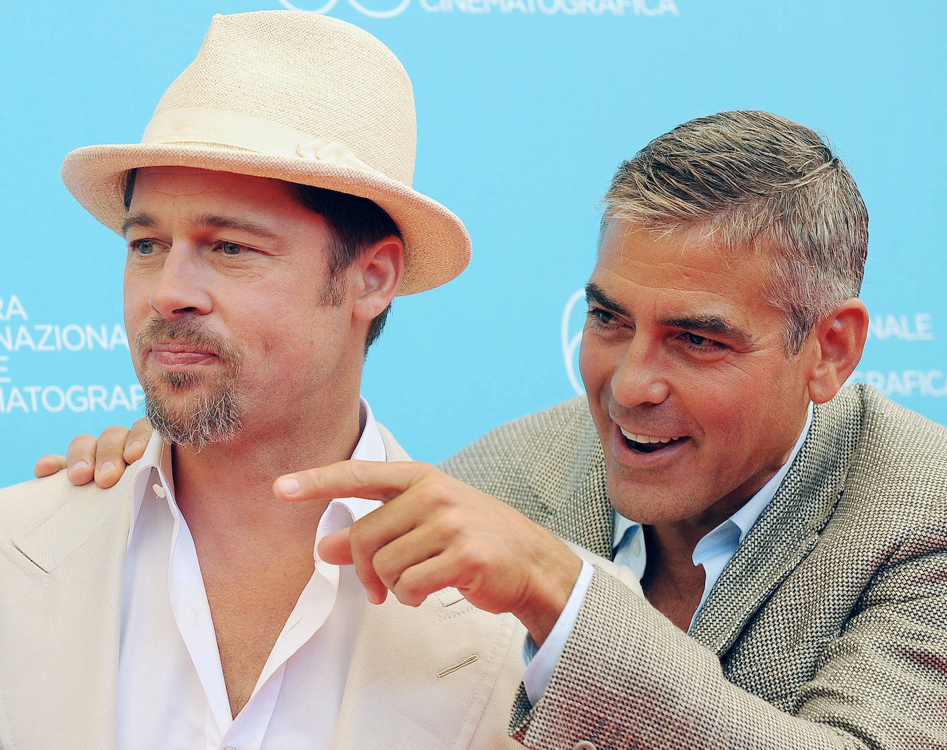 A pocos hombre les sientan tan bien las canas como a él. George Clooney cambia hoy de década para adentrarse en los sesenta sin perder ni un ápice de su natural atractivo. Galán de Hollywood, su indiscutible 'sex appeal' no es, sin embargo, la única de sus virtudes. Destaca por encima de todas las cosas su compromiso social que le ha convertido en voz de numerosos movimientos, desde la violencia en Sudán del Sur o los niños migrantes a la lucha contra el racismo La serie Urgencias le convirtió en estrella pasada la treintena; después llegó el salto al cine, en donde ejerce como actor, director y productor. Obtuvo un Óscar por Argo.