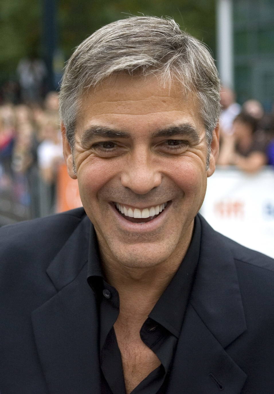 A pocos hombre les sientan tan bien las canas como a él. George Clooney cambia hoy de década para adentrarse en los sesenta sin perder ni un ápice de su natural atractivo. Galán de Hollywood, su indiscutible 'sex appeal' no es, sin embargo, la única de sus virtudes. Destaca por encima de todas las cosas su compromiso social que le ha convertido en voz de numerosos movimientos, desde la violencia en Sudán del Sur o los niños migrantes a la lucha contra el racismo La serie Urgencias le convirtió en estrella pasada la treintena; después llegó el salto al cine, en donde ejerce como actor, director y productor. Obtuvo un Óscar por Argo.