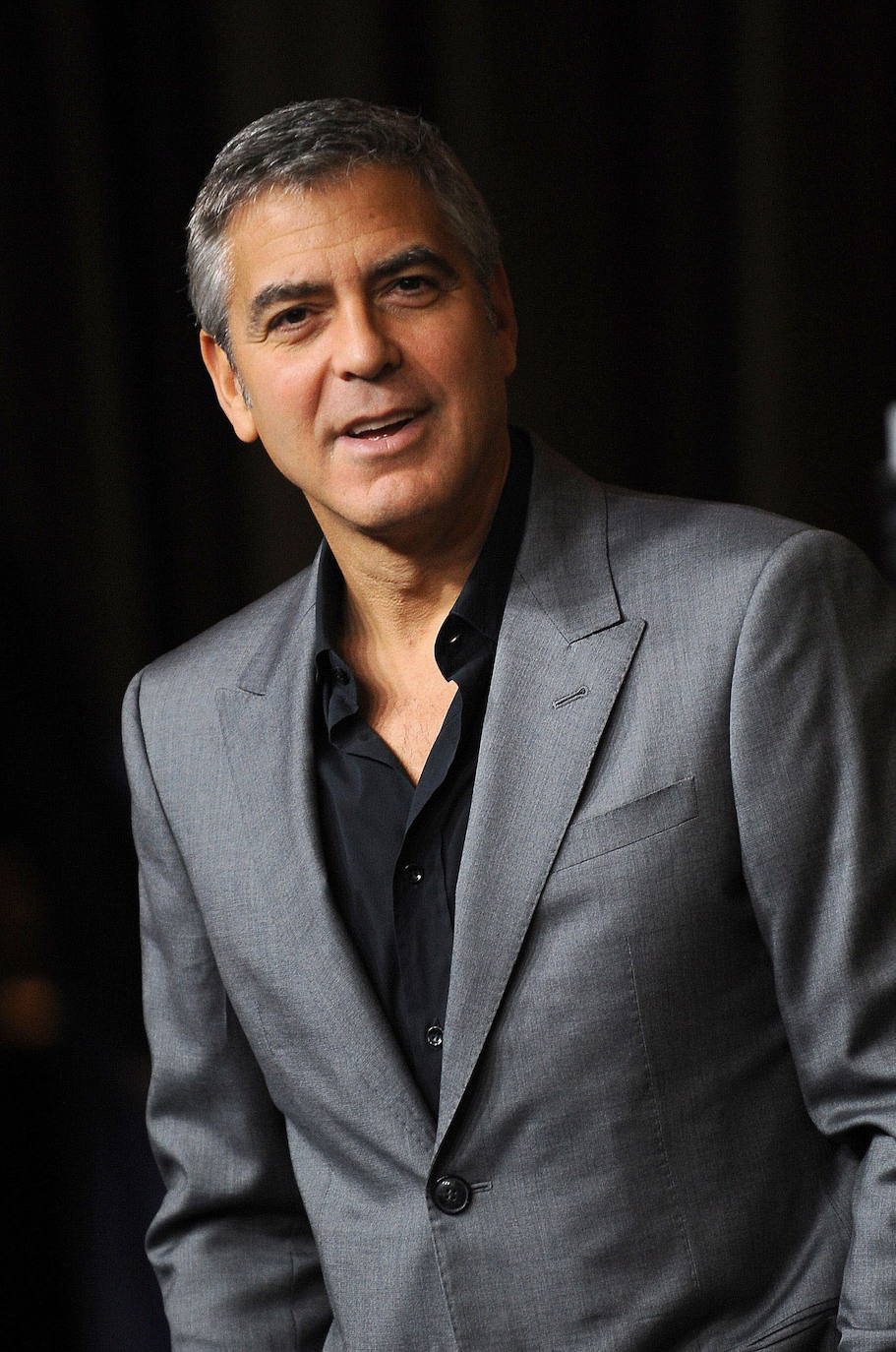 A pocos hombre les sientan tan bien las canas como a él. George Clooney cambia hoy de década para adentrarse en los sesenta sin perder ni un ápice de su natural atractivo. Galán de Hollywood, su indiscutible 'sex appeal' no es, sin embargo, la única de sus virtudes. Destaca por encima de todas las cosas su compromiso social que le ha convertido en voz de numerosos movimientos, desde la violencia en Sudán del Sur o los niños migrantes a la lucha contra el racismo La serie Urgencias le convirtió en estrella pasada la treintena; después llegó el salto al cine, en donde ejerce como actor, director y productor. Obtuvo un Óscar por Argo.