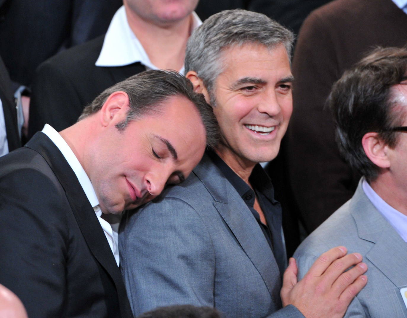A pocos hombre les sientan tan bien las canas como a él. George Clooney cambia hoy de década para adentrarse en los sesenta sin perder ni un ápice de su natural atractivo. Galán de Hollywood, su indiscutible 'sex appeal' no es, sin embargo, la única de sus virtudes. Destaca por encima de todas las cosas su compromiso social que le ha convertido en voz de numerosos movimientos, desde la violencia en Sudán del Sur o los niños migrantes a la lucha contra el racismo La serie Urgencias le convirtió en estrella pasada la treintena; después llegó el salto al cine, en donde ejerce como actor, director y productor. Obtuvo un Óscar por Argo.