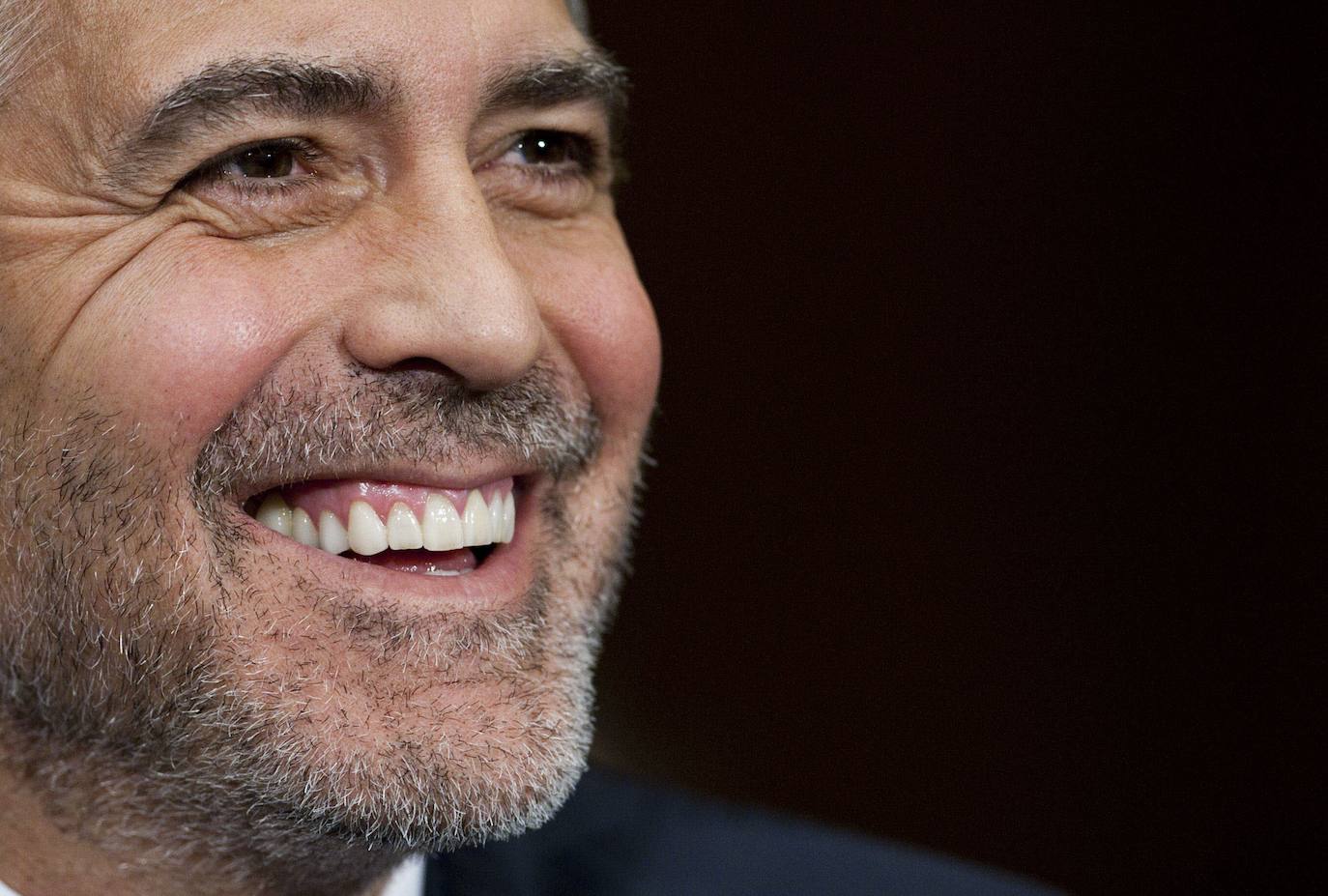 A pocos hombre les sientan tan bien las canas como a él. George Clooney cambia hoy de década para adentrarse en los sesenta sin perder ni un ápice de su natural atractivo. Galán de Hollywood, su indiscutible 'sex appeal' no es, sin embargo, la única de sus virtudes. Destaca por encima de todas las cosas su compromiso social que le ha convertido en voz de numerosos movimientos, desde la violencia en Sudán del Sur o los niños migrantes a la lucha contra el racismo La serie Urgencias le convirtió en estrella pasada la treintena; después llegó el salto al cine, en donde ejerce como actor, director y productor. Obtuvo un Óscar por Argo.