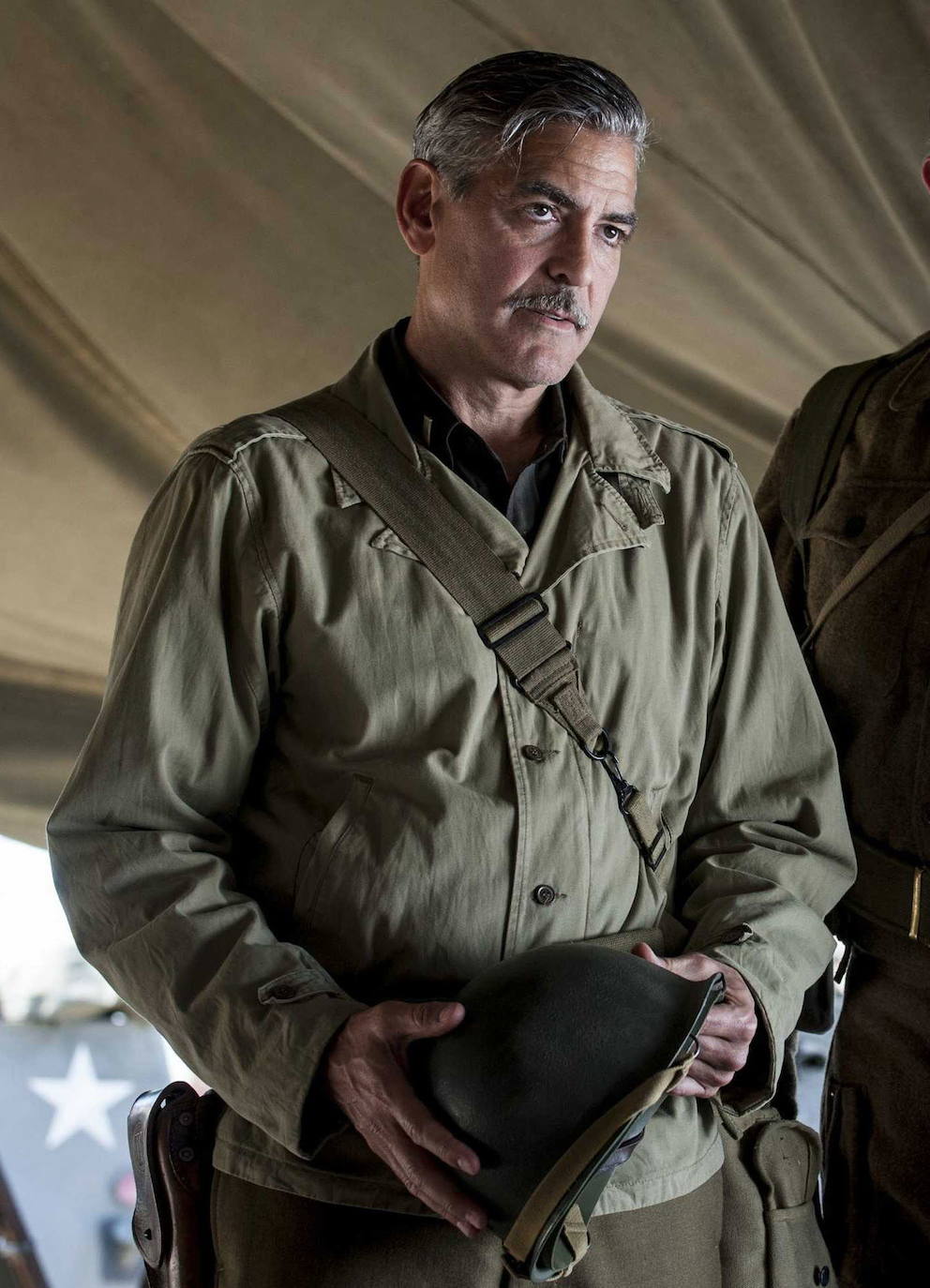 A pocos hombre les sientan tan bien las canas como a él. George Clooney cambia hoy de década para adentrarse en los sesenta sin perder ni un ápice de su natural atractivo. Galán de Hollywood, su indiscutible 'sex appeal' no es, sin embargo, la única de sus virtudes. Destaca por encima de todas las cosas su compromiso social que le ha convertido en voz de numerosos movimientos, desde la violencia en Sudán del Sur o los niños migrantes a la lucha contra el racismo La serie Urgencias le convirtió en estrella pasada la treintena; después llegó el salto al cine, en donde ejerce como actor, director y productor. Obtuvo un Óscar por Argo.