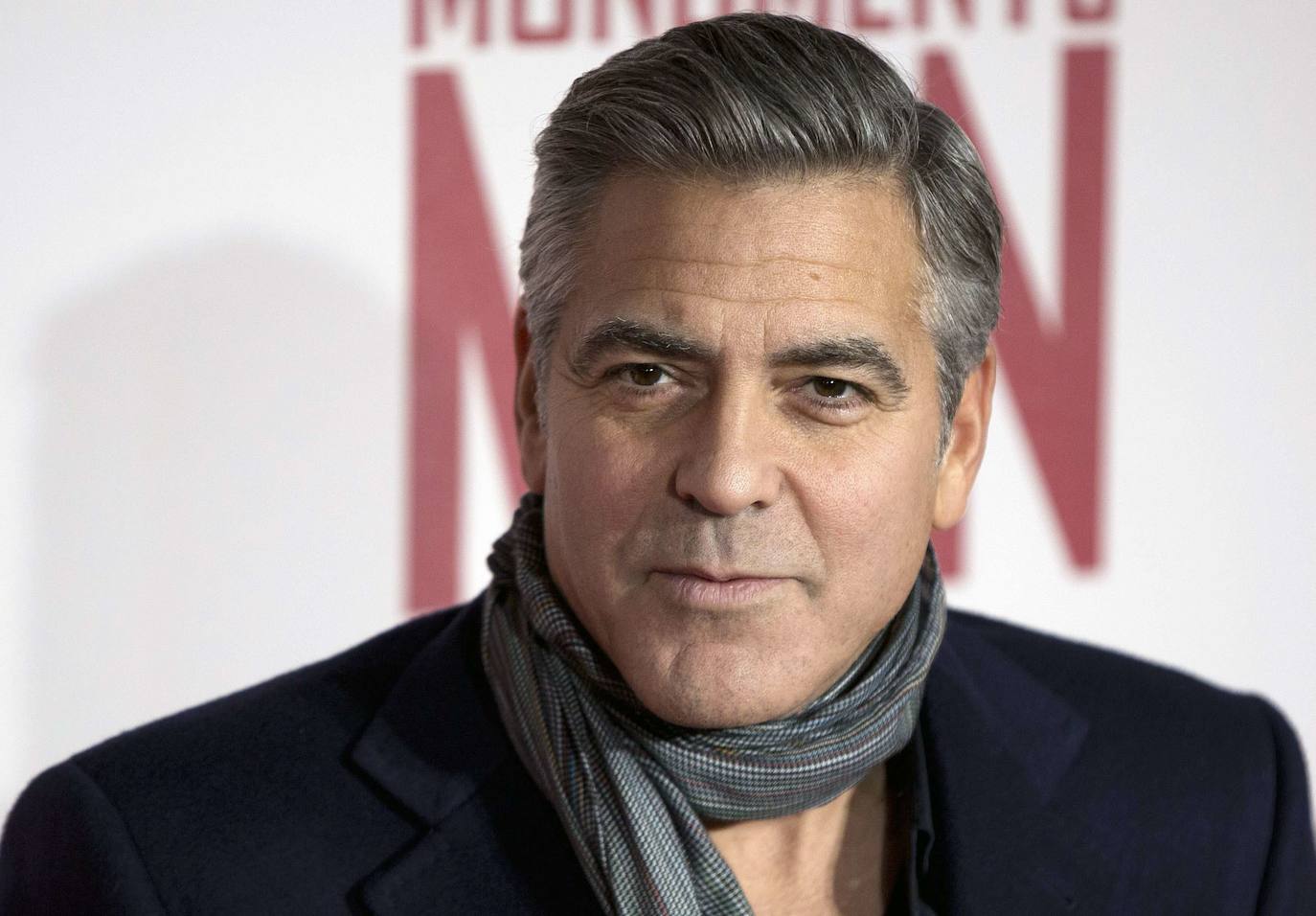 A pocos hombre les sientan tan bien las canas como a él. George Clooney cambia hoy de década para adentrarse en los sesenta sin perder ni un ápice de su natural atractivo. Galán de Hollywood, su indiscutible 'sex appeal' no es, sin embargo, la única de sus virtudes. Destaca por encima de todas las cosas su compromiso social que le ha convertido en voz de numerosos movimientos, desde la violencia en Sudán del Sur o los niños migrantes a la lucha contra el racismo La serie Urgencias le convirtió en estrella pasada la treintena; después llegó el salto al cine, en donde ejerce como actor, director y productor. Obtuvo un Óscar por Argo.