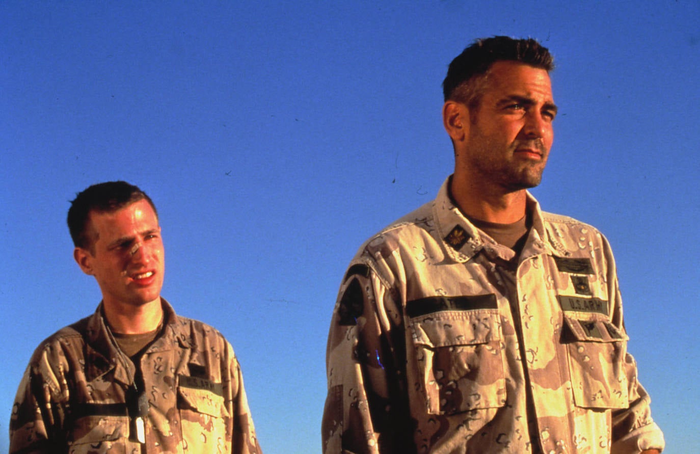 A pocos hombre les sientan tan bien las canas como a él. George Clooney cambia hoy de década para adentrarse en los sesenta sin perder ni un ápice de su natural atractivo. Galán de Hollywood, su indiscutible 'sex appeal' no es, sin embargo, la única de sus virtudes. Destaca por encima de todas las cosas su compromiso social que le ha convertido en voz de numerosos movimientos, desde la violencia en Sudán del Sur o los niños migrantes a la lucha contra el racismo La serie Urgencias le convirtió en estrella pasada la treintena; después llegó el salto al cine, en donde ejerce como actor, director y productor. Obtuvo un Óscar por Argo.