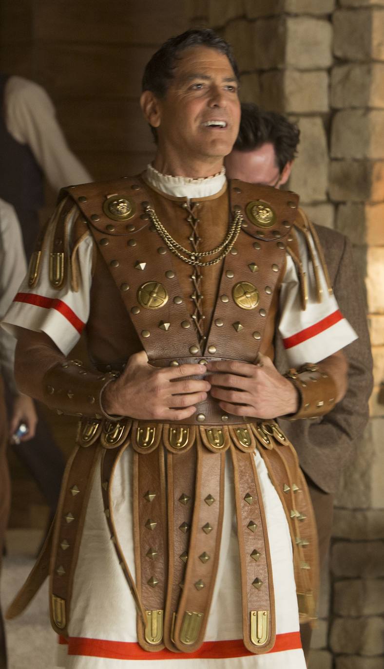 A pocos hombre les sientan tan bien las canas como a él. George Clooney cambia hoy de década para adentrarse en los sesenta sin perder ni un ápice de su natural atractivo. Galán de Hollywood, su indiscutible 'sex appeal' no es, sin embargo, la única de sus virtudes. Destaca por encima de todas las cosas su compromiso social que le ha convertido en voz de numerosos movimientos, desde la violencia en Sudán del Sur o los niños migrantes a la lucha contra el racismo La serie Urgencias le convirtió en estrella pasada la treintena; después llegó el salto al cine, en donde ejerce como actor, director y productor. Obtuvo un Óscar por Argo.